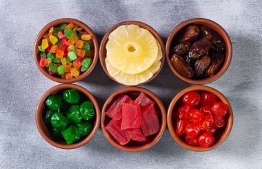 Bir grup kurutulmuş ve şekerli meyve kasesinde. Üst görünüm