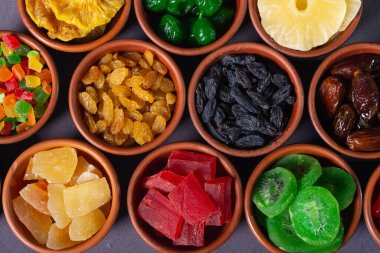 Bir grup kurutulmuş ve şekerli meyve kasesinde. Üst görünüm