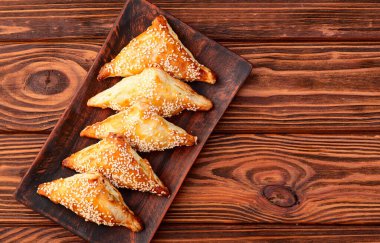 Köy arka planında etli ev yapımı üçgen puf böreği. Samosa Üst Görünümü 