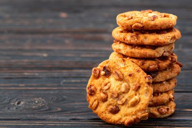 Kurabiye, çikolata ve fıstık karışımı. Bir sürü sağlıksız atıştırmalık. Üst Manzara. Gıda arkaplanı