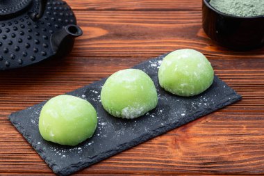 Geleneksel Japon çöl mochi ve matcha latte çayı. Üst görünüm