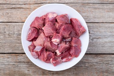 Biftek küpleri. Çiğ et fotoğrafçılığı. Üst yaşam