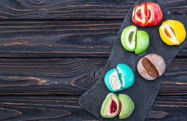 Renkli mochi karışımı. Geleneksel Japon tatlıları üst görünümü