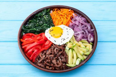 Bibimbap geleneksel Kore yemekleri. Asyalı yemek fotoğrafçılığı. Üst görünüm