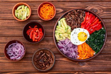 Bibimbap geleneksel Kore yemekleri. Asyalı yemek fotoğrafçılığı. Üst görünüm