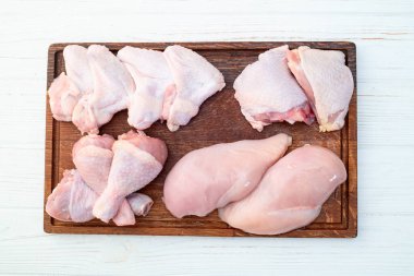 Köy arka planında pişirmek için çiğ tavuk eti parçaları. Üst görünüm