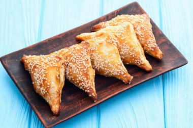 Köy arka planında etli ev yapımı üçgen puf böreği. Samosa Üst Görünümü 