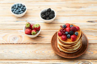 Böğürtlenli ev yapımı Amerikan gözlemeleri. Kırsal bsckground üzerinde üst görünüm