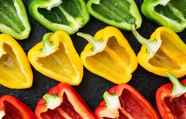 Taze tatlı dolmalık biber (kırmızı biber) fotoğraf kırmızı, yeşil ve sarı. Renkli sebze. Kırsal arkaplanda üst görünüm