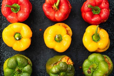 Pirinç, havuç ve etle doldurulmuş biber (paprika). Kırsal arkaplan fotoğrafçılığının üst görünümü