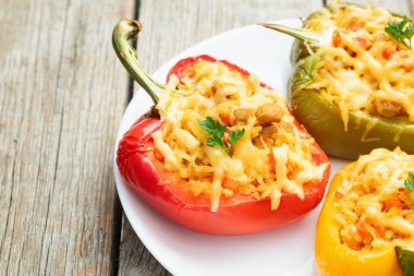 Pirinç, havuç ve etle doldurulmuş biber (paprika). Kırsal arkaplan fotoğrafçılığının üst görünümü