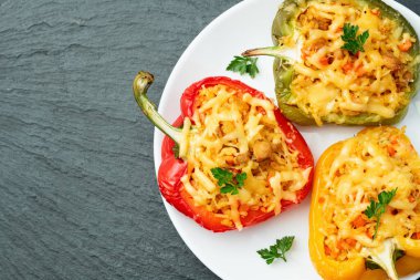 Pirinç, havuç ve etle doldurulmuş biber (paprika). Kırsal arkaplan fotoğrafçılığının üst görünümü