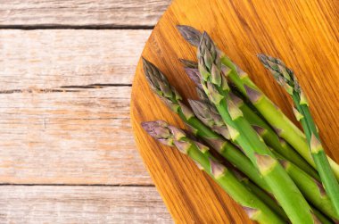 Ahşap arka planda sebze kuşkonmaz. Üst görünüm