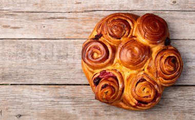 Kirazlı ev yapımı kek rulosu. Yemek arkaplanı. Üst görünüm