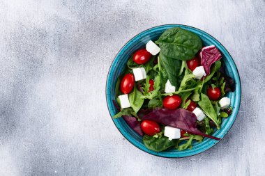 Arugula, ıspanak, vişneli domates ve peynirli peynir salatası. Gıda arkaplan üst görünümü