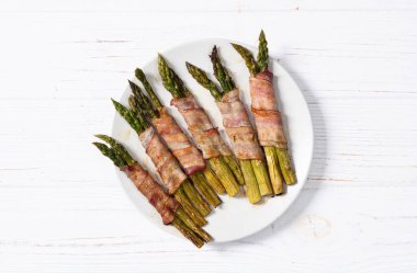 Pastırmalı kızarmış kuşkonmaz. Gıda arkaplan üst görünümü