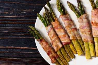 Pastırmalı kızarmış kuşkonmaz. Gıda arkaplan üst görünümü