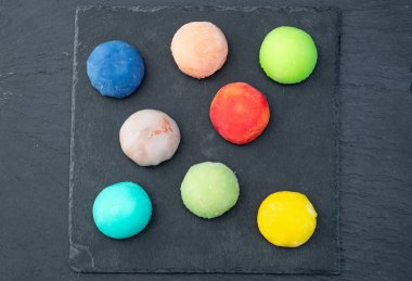 Renkli mochi karışımı. Geleneksel Japon tatlıları üst görünümü