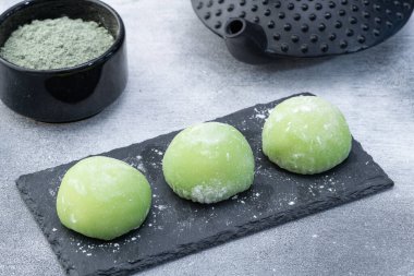 Geleneksel Japon çöl mochi ve matcha latte çayı. Üst görünüm