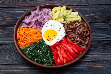 Bibimbap geleneksel Kore yemekleri. Asyalı yemek fotoğrafçılığı. Üst görünüm