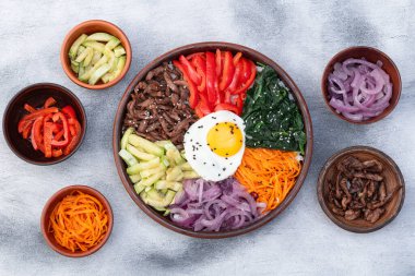 Bibimbap geleneksel Kore yemekleri. Asyalı yemek fotoğrafçılığı. Üst görünüm