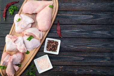 Köy arka planında pişirmek için çiğ tavuk eti parçaları. Üst görünüm