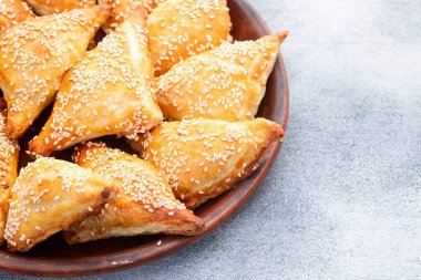 Köy arka planında etli ev yapımı üçgen puf böreği. Samosa Üst Görünümü 