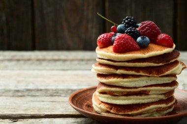 Böğürtlenli ev yapımı Amerikan gözlemeleri. Kırsal bsckground üzerinde üst görünüm
