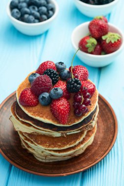 Böğürtlenli ev yapımı Amerikan gözlemeleri. Kırsal bsckground üzerinde üst görünüm
