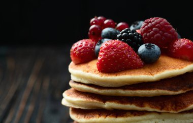 Böğürtlenli ev yapımı Amerikan gözlemeleri. Kırsal bsckground üzerinde üst görünüm