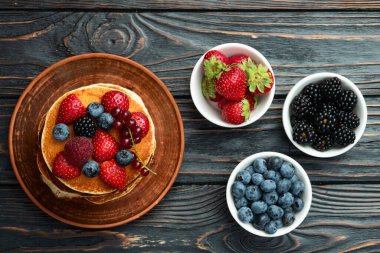 Böğürtlenli ev yapımı Amerikan gözlemeleri. Kırsal bsckground üzerinde üst görünüm