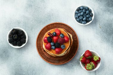 Böğürtlenli ev yapımı Amerikan gözlemeleri. Kırsal bsckground üzerinde üst görünüm