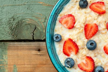 Ev yapımı kahvaltı. Sütlü ve dutlu yulaf ezmesi. Kırsal arkaplanda üst görünüm