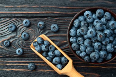 Kırsal arka planda yaban mersini fotoğrafçılığı. Üst görünüm