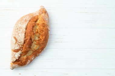 Bir somun buğday ekmeği. Kırsal arkaplanda üst görünüm