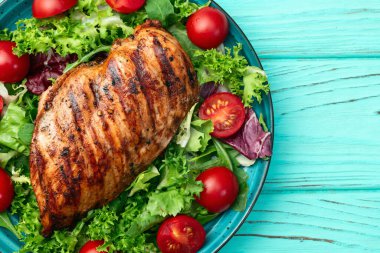 Kızarmış tavuk göğsü (fileto) lahana salatası ve kiraz domatesli. Kırsal arkaplanda üst görünüm