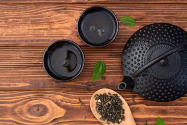 Japon çaydanlığı ve yapraklı yeşil çay. Üst görünüm