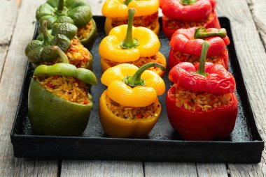 Pirinç, havuç ve etle doldurulmuş biber (paprika). Kırsal arkaplan fotoğrafçılığının üst görünümü