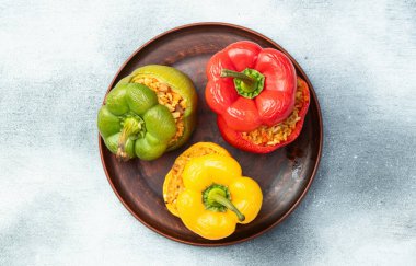 Pirinç, havuç ve etle doldurulmuş biber (paprika). Kırsal arkaplan fotoğrafçılığının üst görünümü