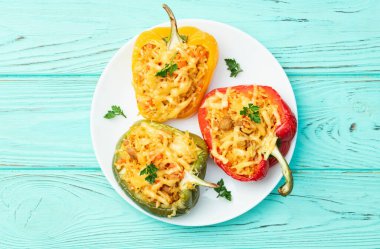 Pirinç, havuç ve etle doldurulmuş biber (paprika). Kırsal arkaplan fotoğrafçılığının üst görünümü