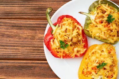 Pirinç, havuç ve etle doldurulmuş biber (paprika). Kırsal arkaplan fotoğrafçılığının üst görünümü