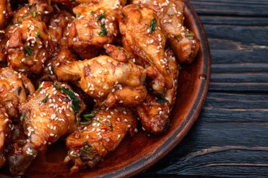 Sosisli tavuk kanatlarıyla karamelize edilmiş. Bar-b-q yemek arkaplan fotoğrafı. Üst görünüm