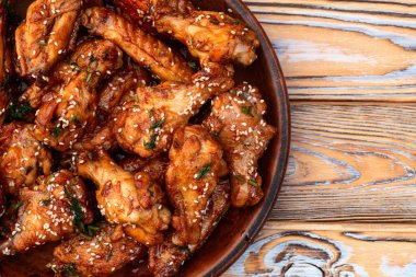 Sosisli tavuk kanatlarıyla karamelize edilmiş. Bar-b-q yemek arkaplan fotoğrafı. Üst görünüm