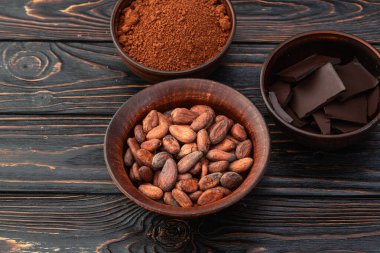 Kakaolu fasulye taneleri kasede. Çikolata hazırlamak için gerekli malzemeler. Yemek arkaplanı. Üst görünüm