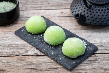 Geleneksel Japon çöl mochi ve matcha latte çayı. Üst görünüm