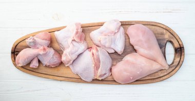 Köy arka planında pişirmek için çiğ tavuk eti parçaları. Üst görünüm