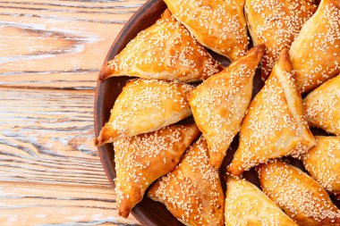 Köy arka planında etli ev yapımı üçgen puf böreği. Samosa Üst Görünümü 