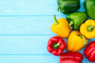 Taze tatlı dolmalık biber (kırmızı biber) fotoğraf kırmızı, yeşil ve sarı. Renkli sebze. Kırsal arkaplanda üst görünüm