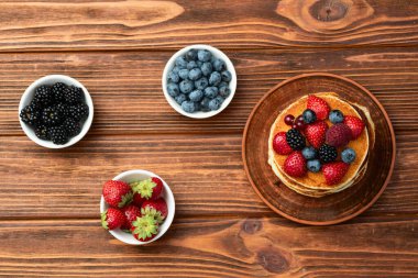 Böğürtlenli ev yapımı Amerikan gözlemeleri. Kırsal bsckground üzerinde üst görünüm