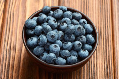 Kırsal arka planda yaban mersini fotoğrafçılığı. Üst görünüm